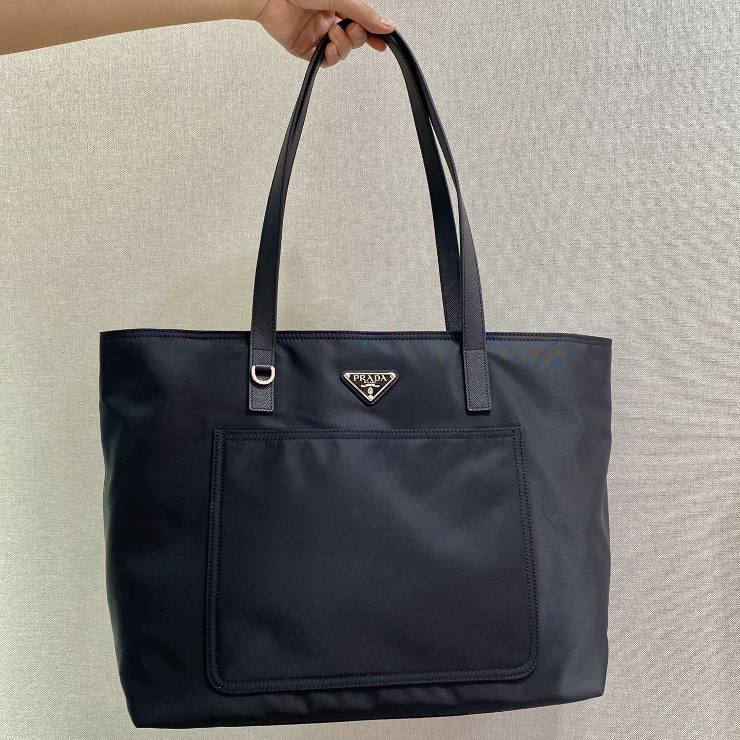Pra*a shopping bags